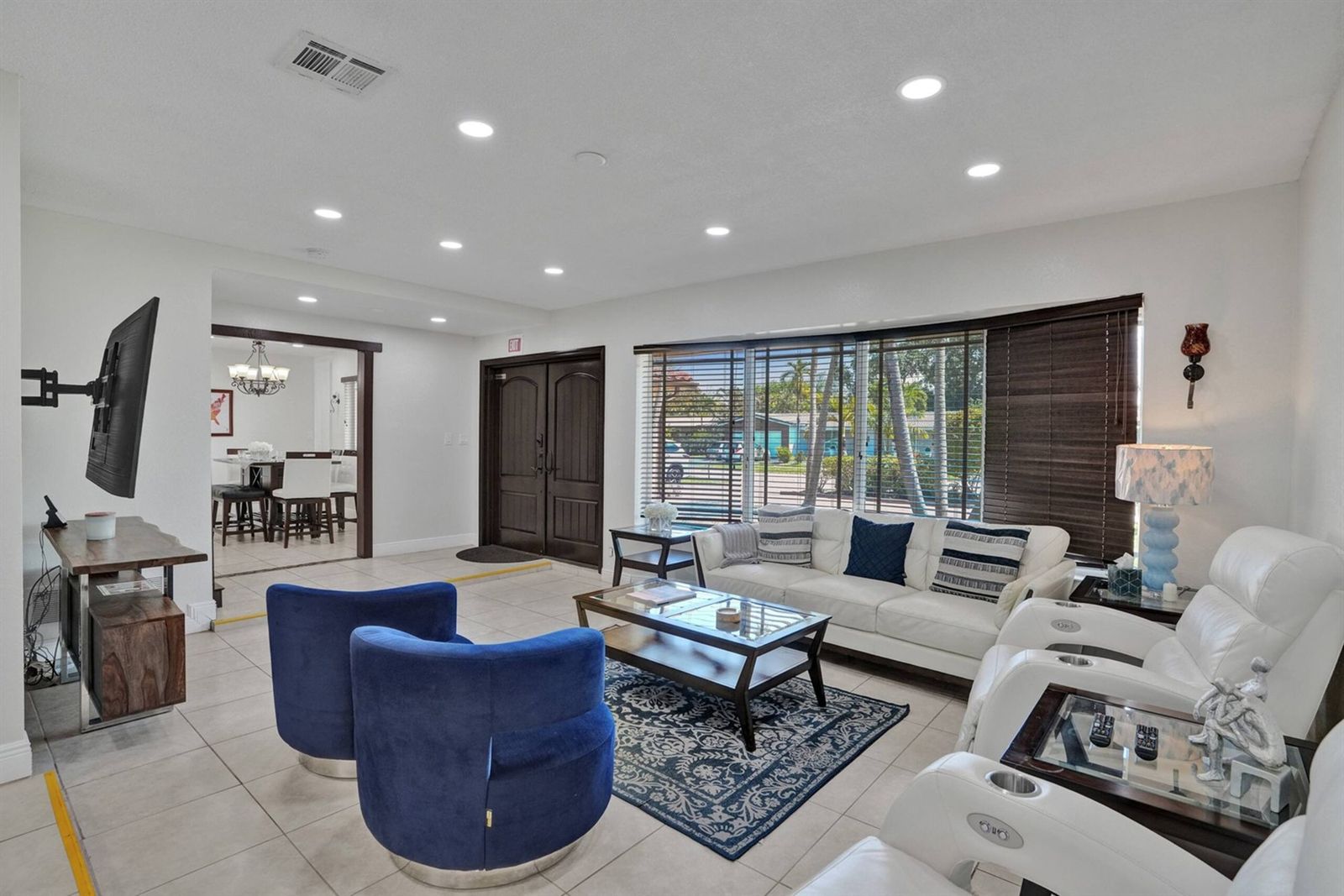 Azure Poolside Retreat, photograph 4 of 11