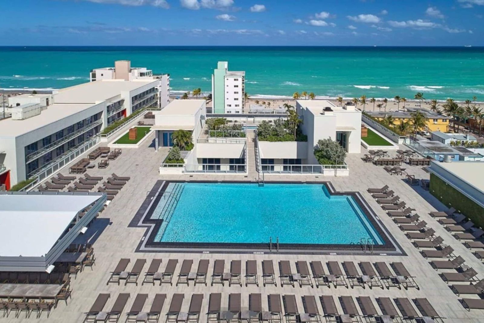 Luxury Beachfront Condo with Rooftop Pool, Hollywood, Florida