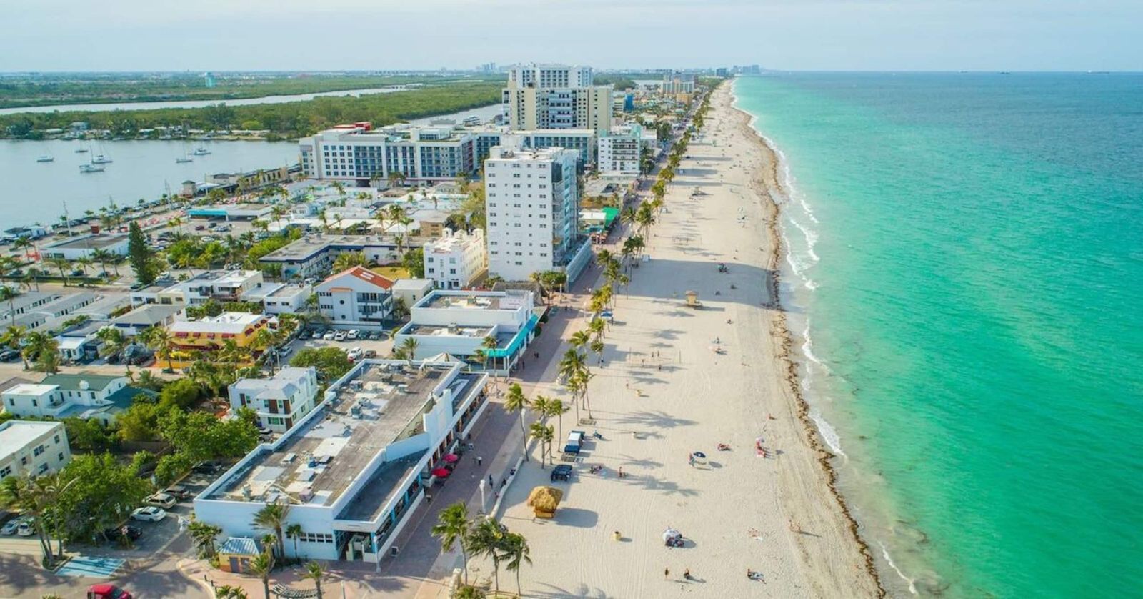 Luxury Beachfront Condo with Rooftop Pool, photograph 4 of 14