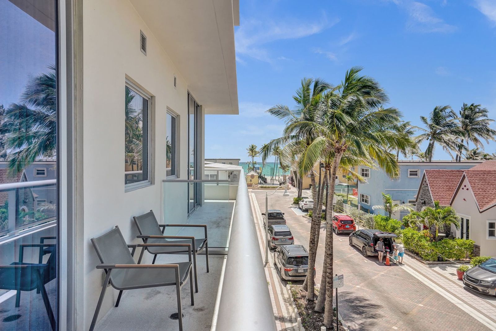 Luxury Beachfront Condo with Rooftop Pool, photograph 5 of 14
