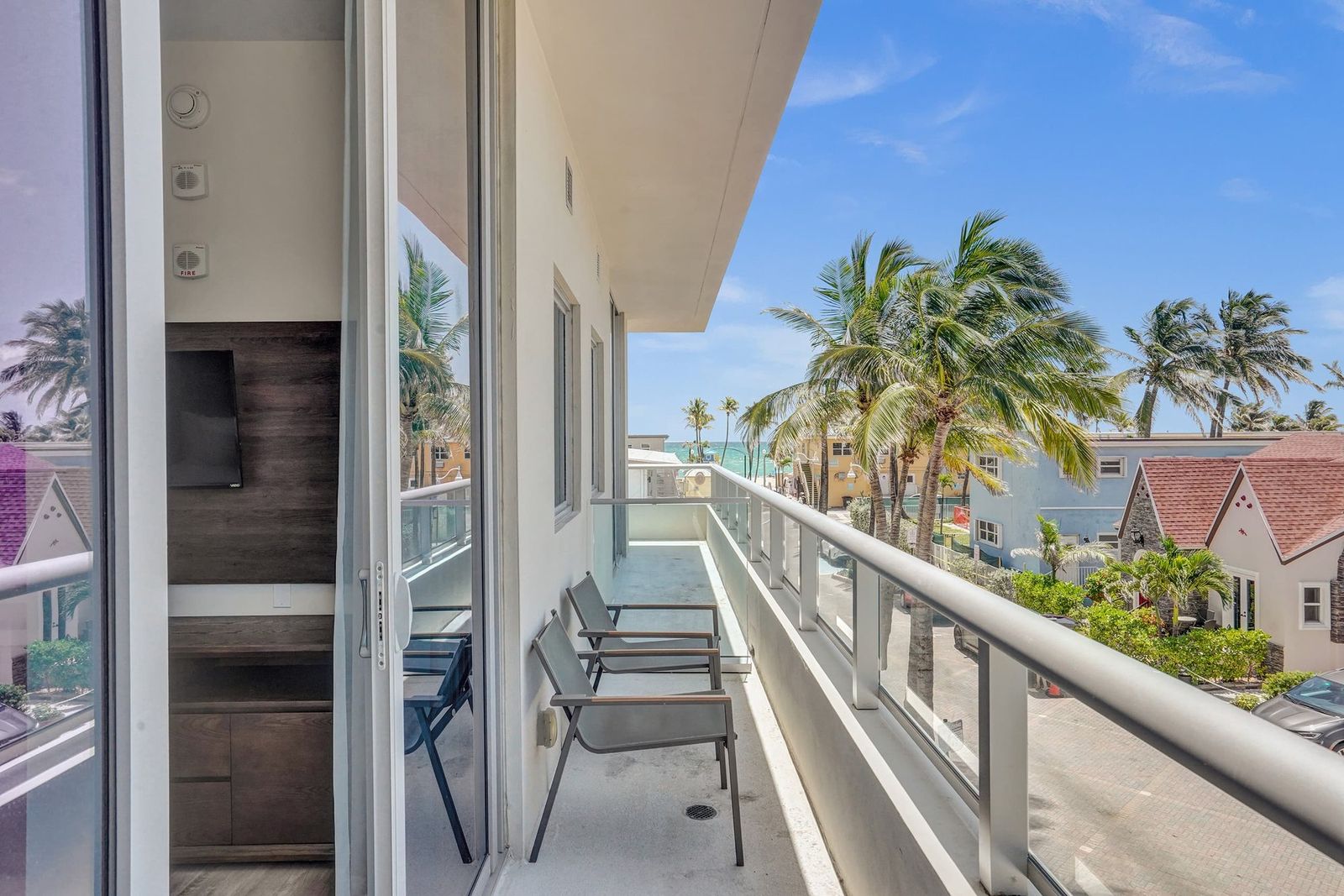 Luxury Beachfront Condo with Rooftop Pool, photograph 6 of 14