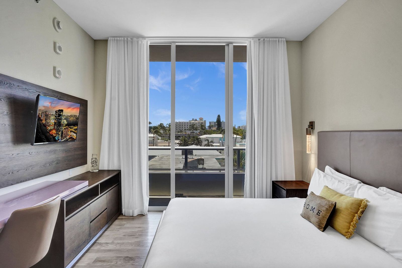 Luxury Beachfront Condo with Rooftop Pool, photograph 10 of 14