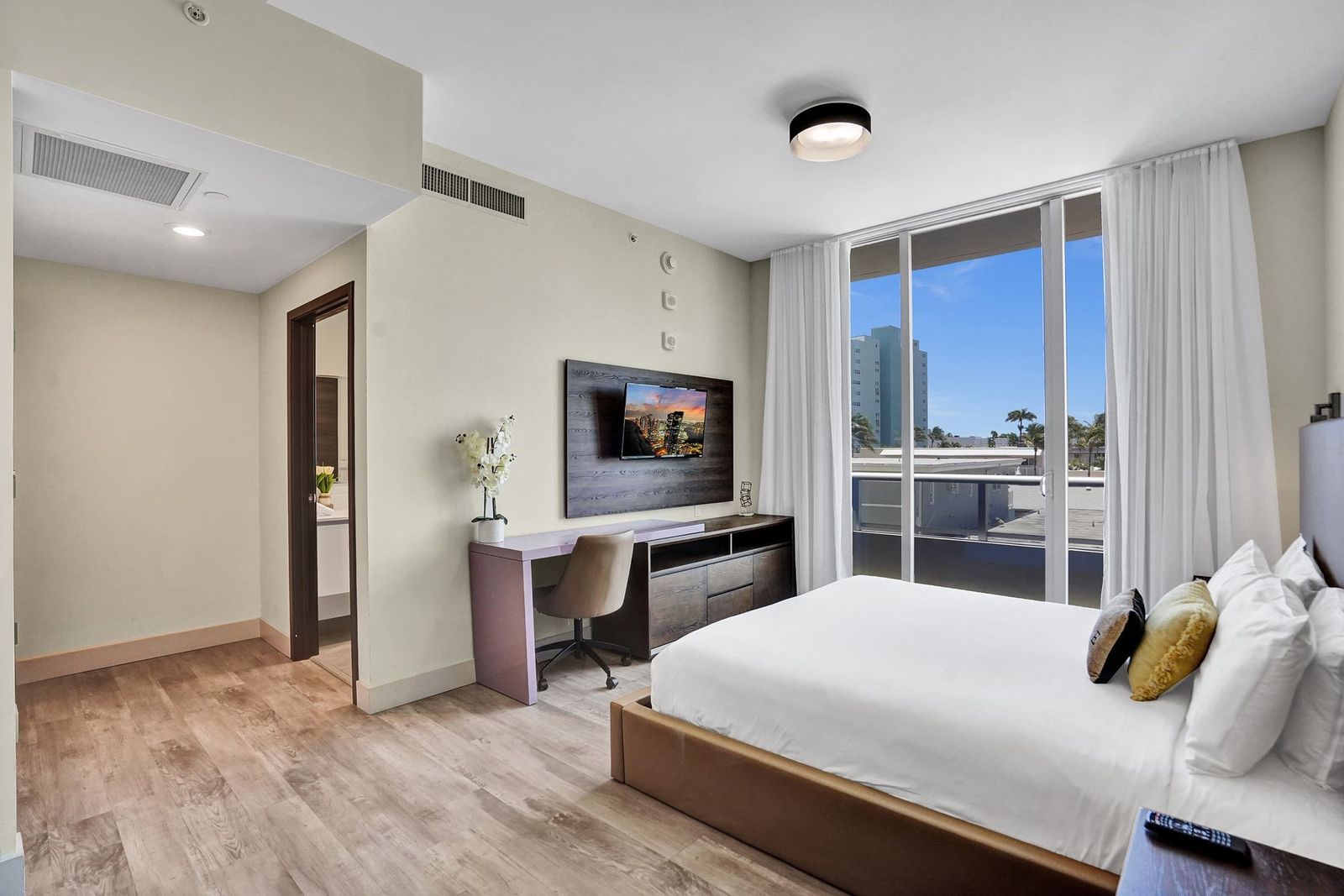 Luxury Beachfront Condo with Rooftop Pool, photograph 11 of 14