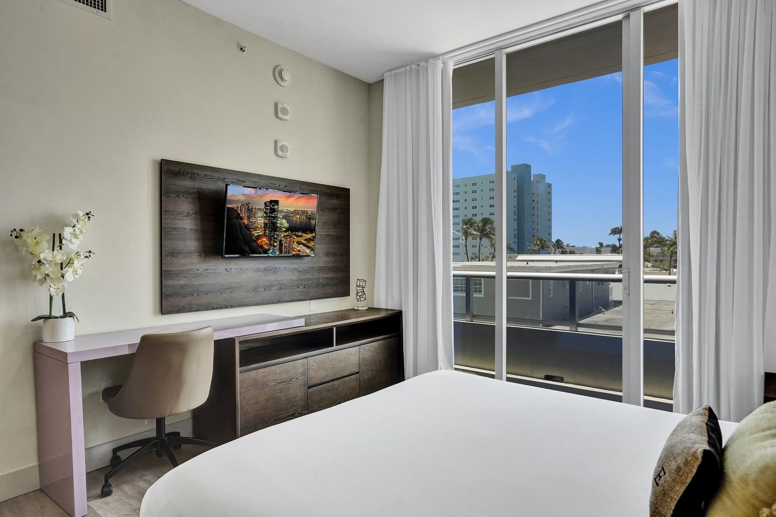 Luxury Beachfront Condo with Rooftop Pool, photograph 13 of 14
