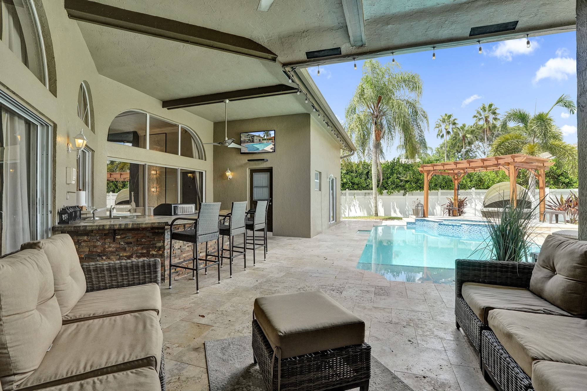 Luxury Coral Springs Retreat, photograph 13 of 18