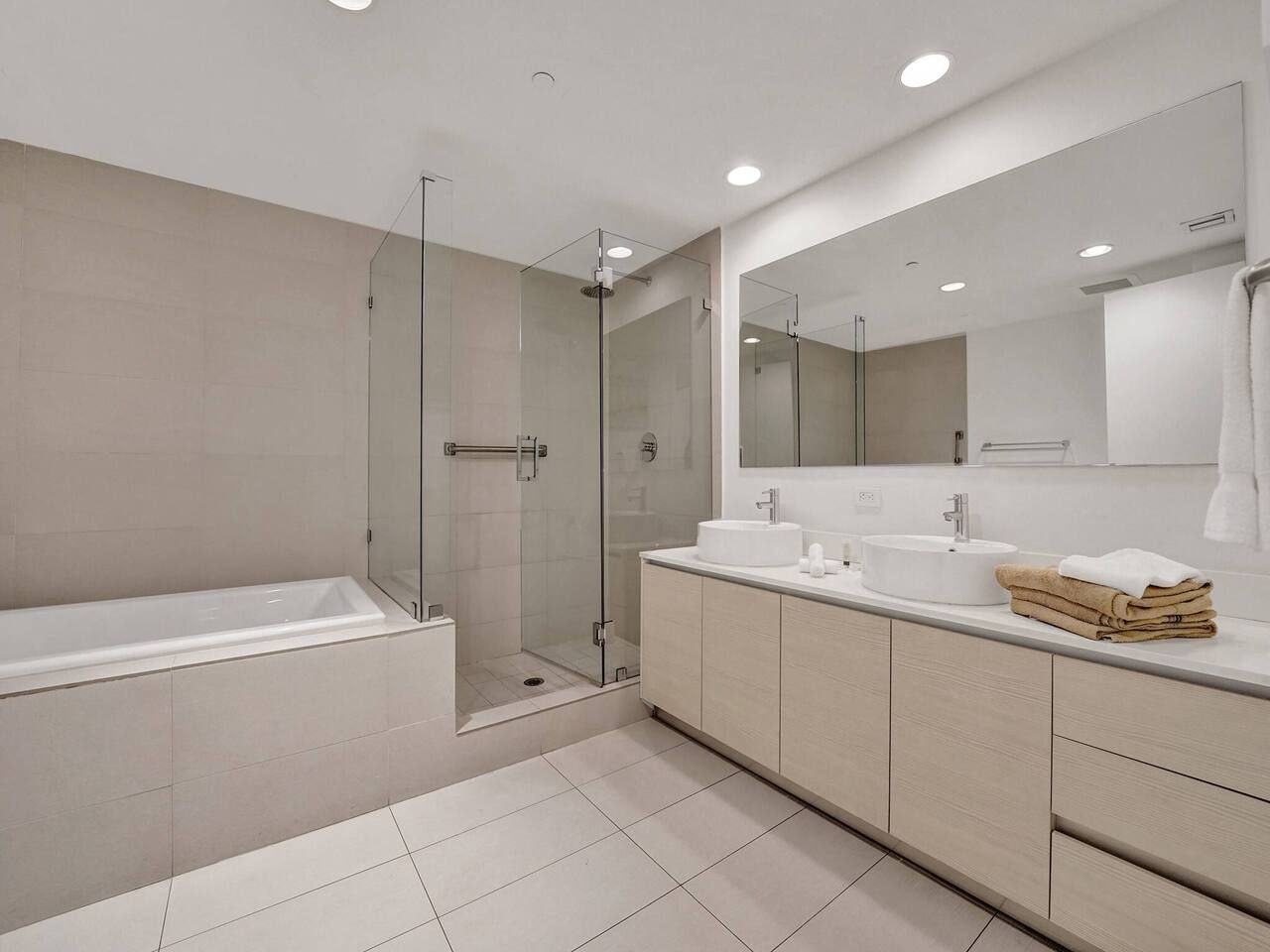 Luxury Waterfront Condo, photograph 5 of 11