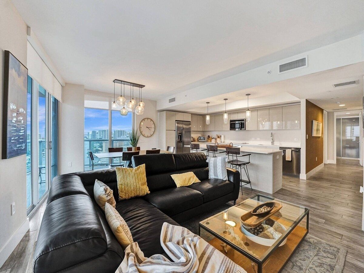 Luxury Waterfront Suite with Great Views, photograph 5 of 14