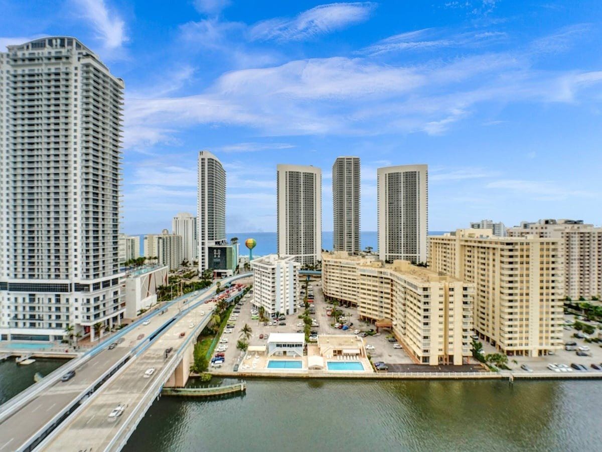 Luxury Waterfront Suite with Great Views, photograph 6 of 14