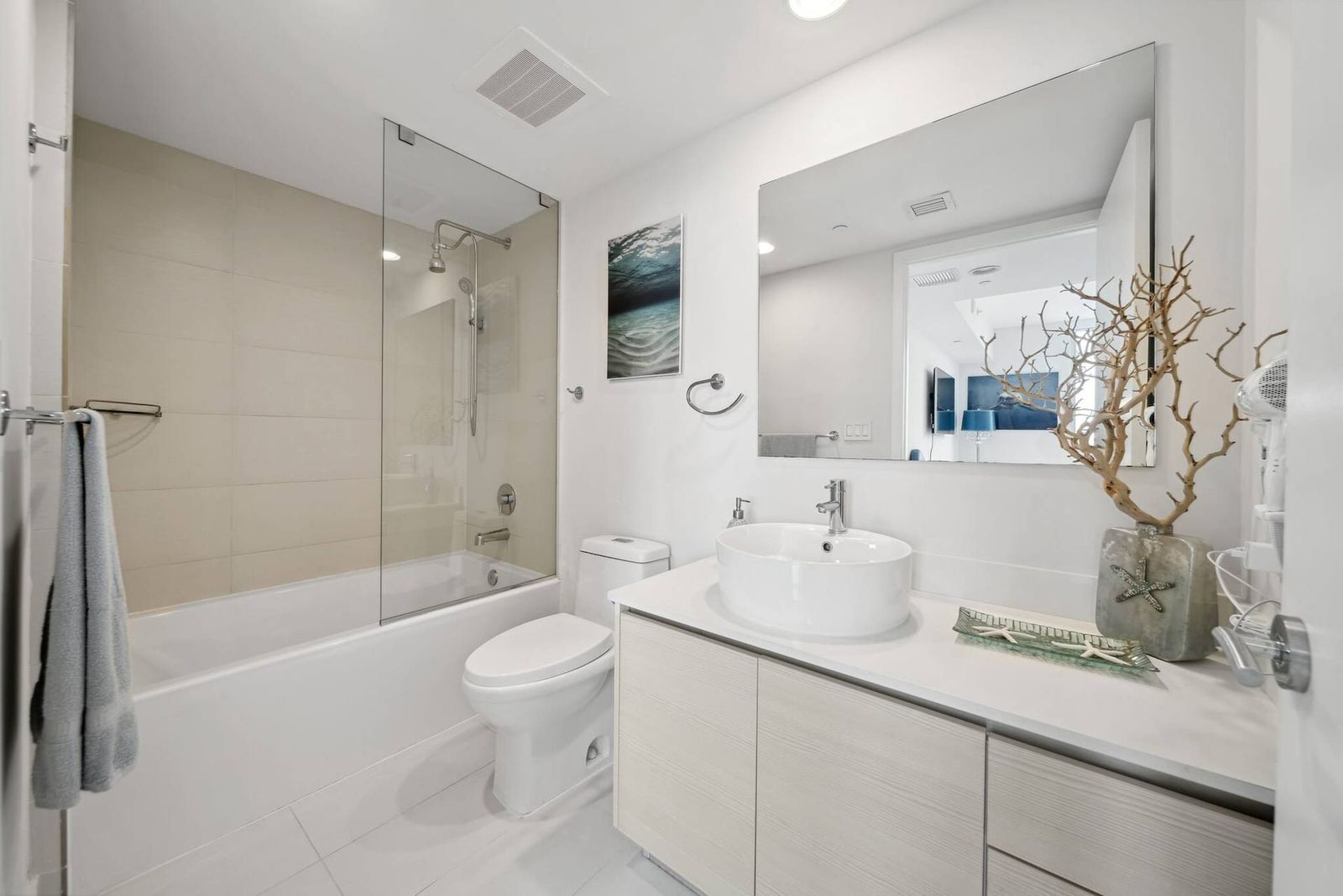 Million Dollar Waterfront Penthouse, photograph 12 of 14