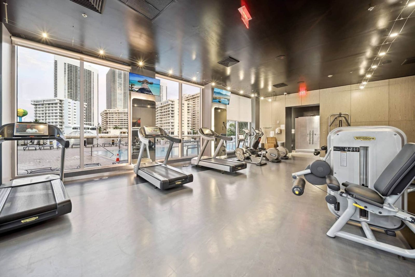 Million Dollar Waterfront Penthouse, photograph 14 of 14