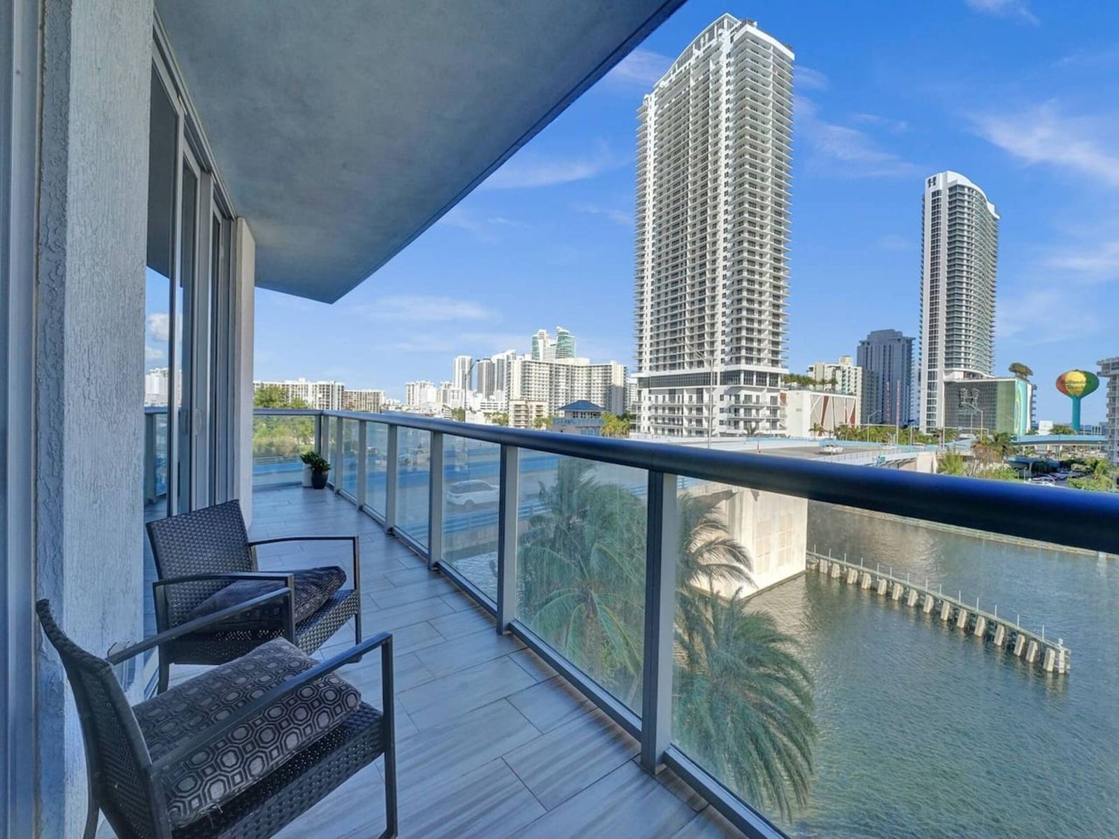 Luxury Waterfront Suite, photograph 2 of 14
