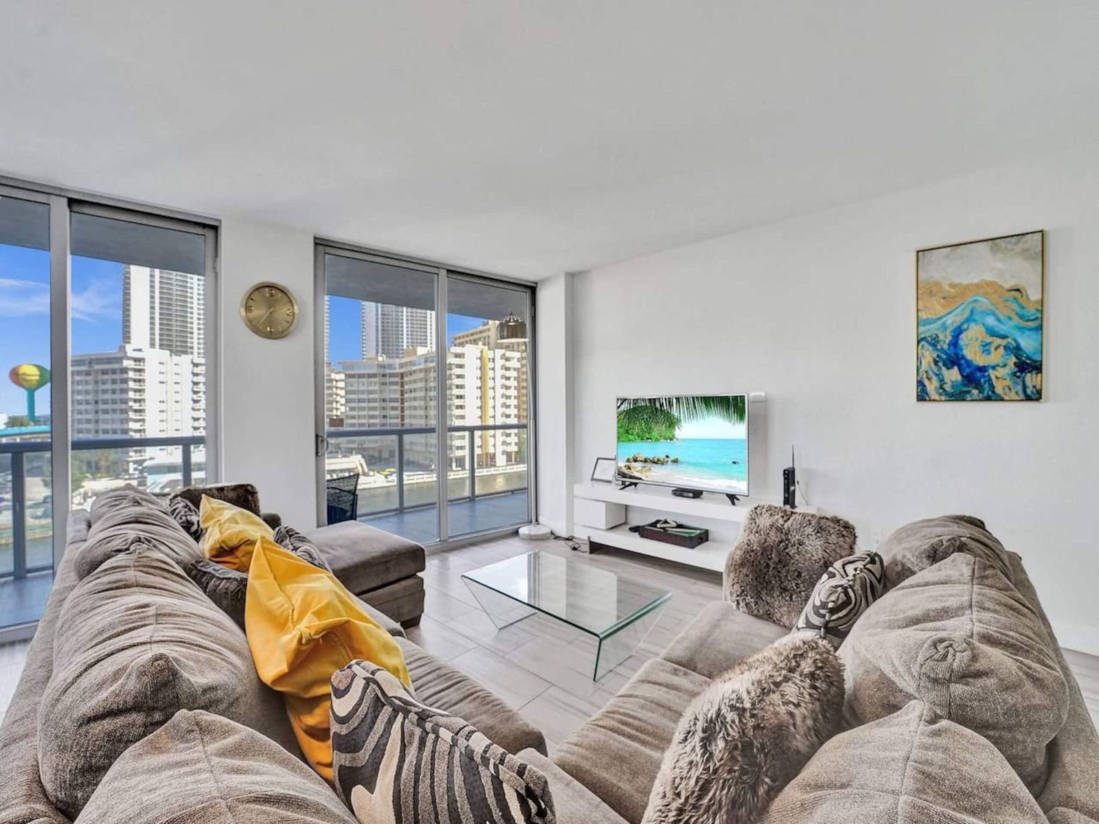 Luxury Waterfront Suite, photograph 4 of 14
