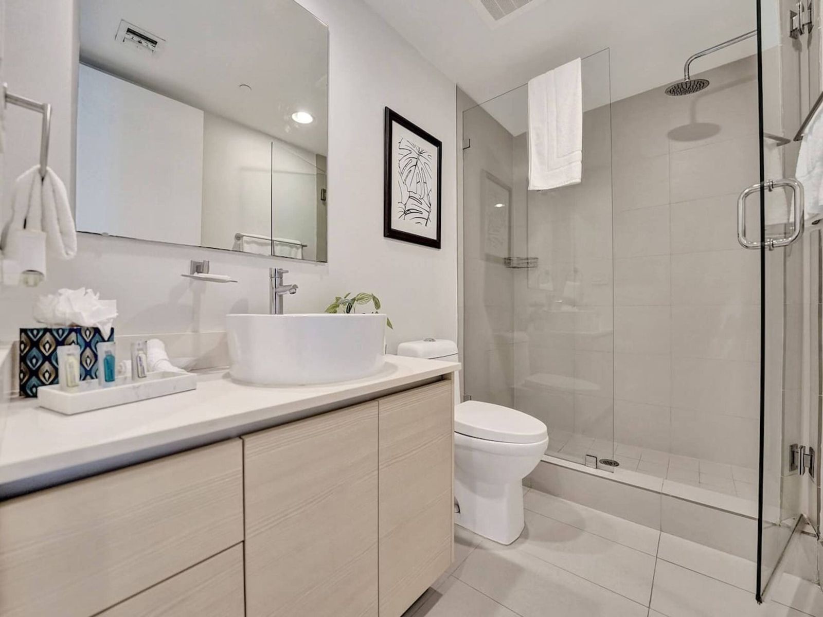 Luxury Waterfront Suite, photograph 10 of 14