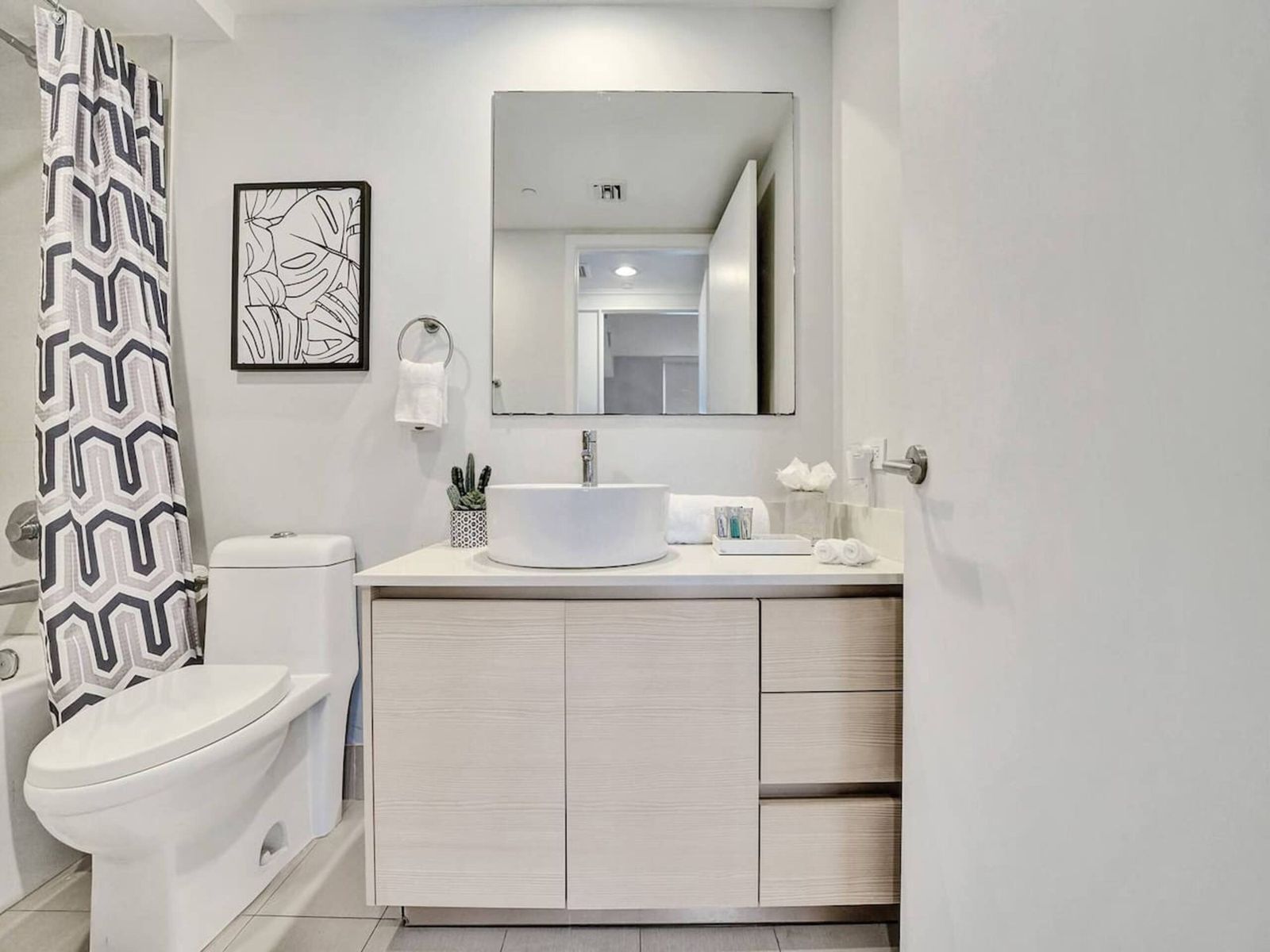 Luxury Waterfront Suite, photograph 13 of 14