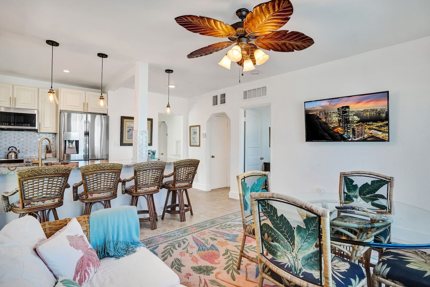 Sunset Oceanfront Retreat, photograph 5 of 11