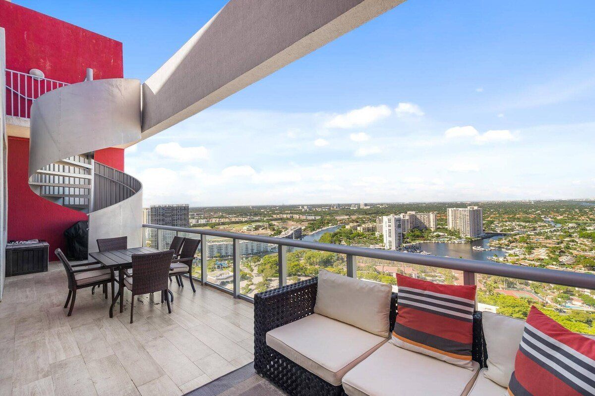 Top Floor Luxury Penthouse with Private Roof Deck, photograph 6 of 14