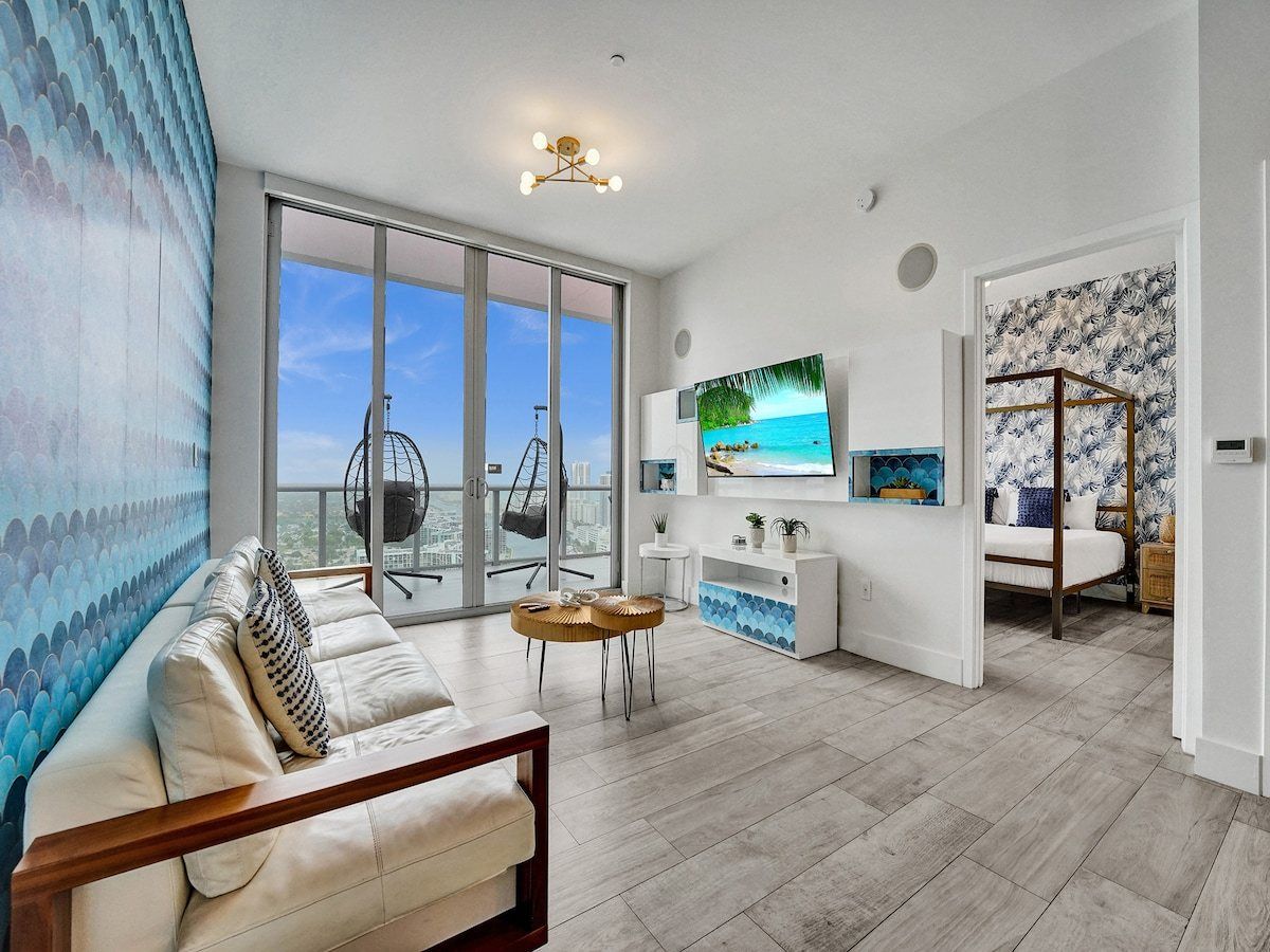 Top Floor Luxury Penthouse with Private Roof Deck, photograph 8 of 14