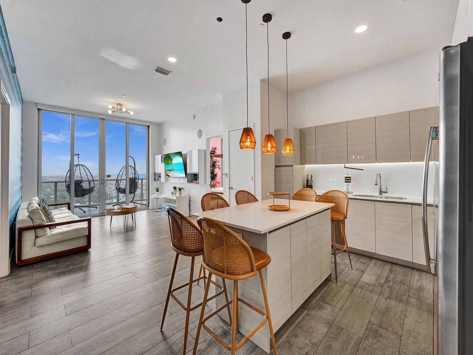 Top Floor Luxury Penthouse with Private Roof Deck, photograph 2 of 14