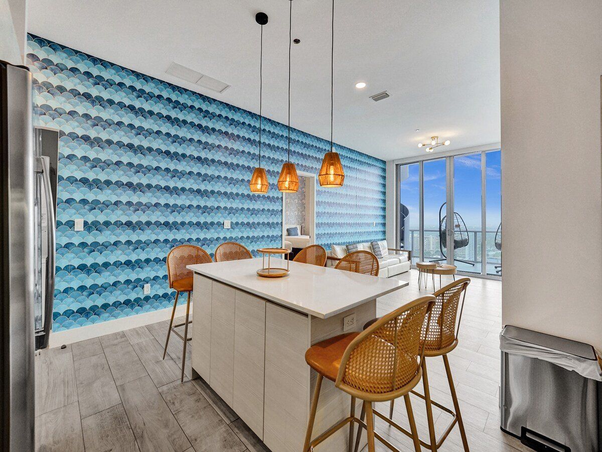Top Floor Luxury Penthouse with Private Roof Deck, photograph 10 of 14