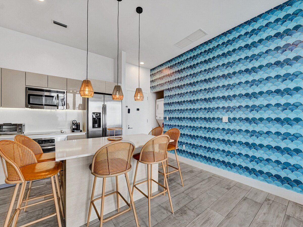 Top Floor Luxury Penthouse with Private Roof Deck, photograph 11 of 14