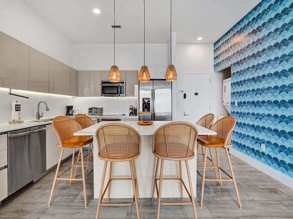 Top Floor Luxury Penthouse with Private Roof Deck, photograph 13 of 14