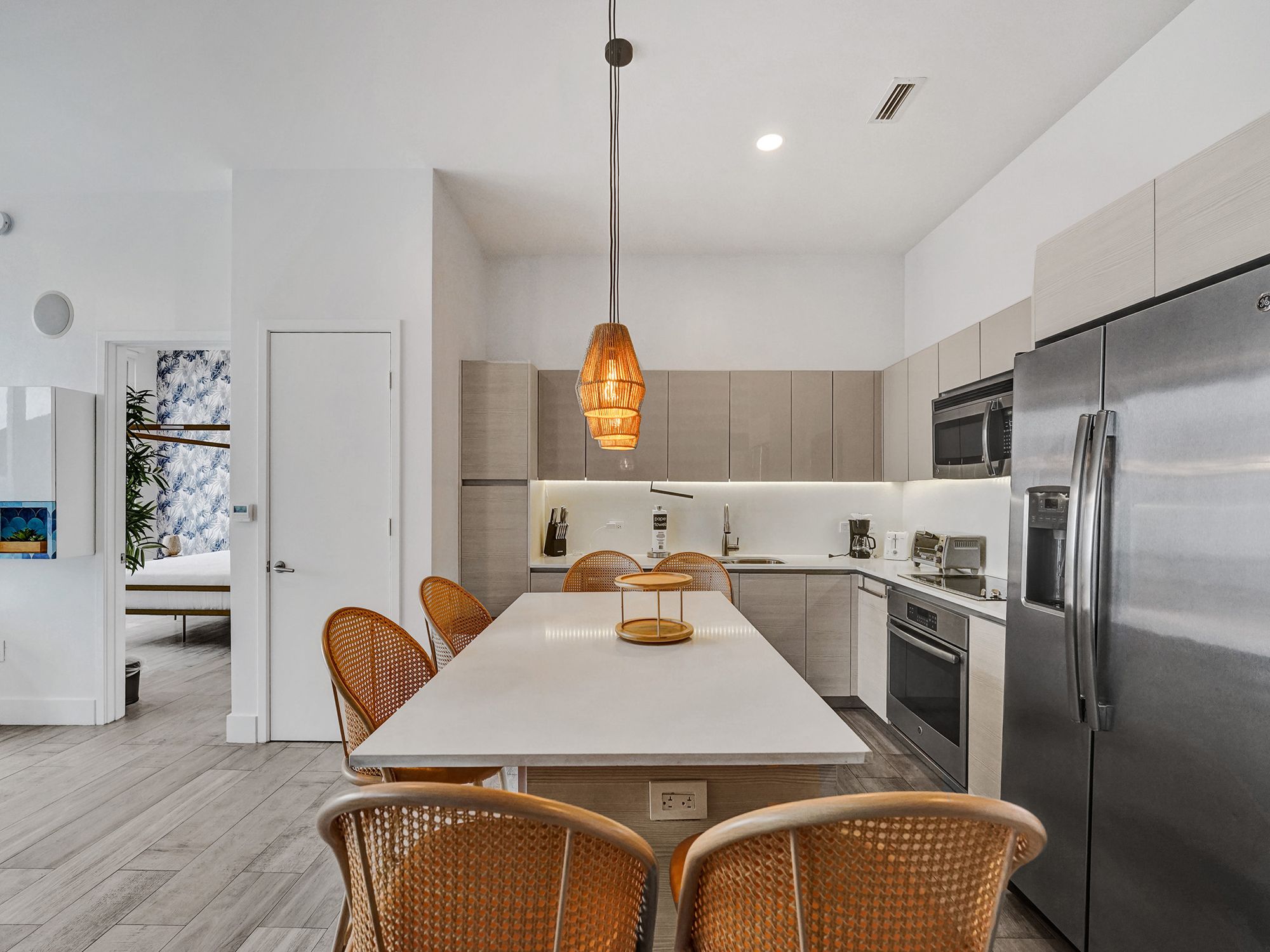 Top Floor Luxury Penthouse with Private Roof Deck, photograph 3 of 14